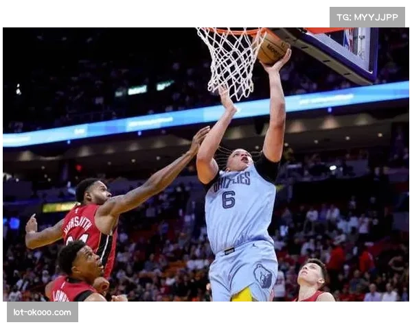 上海人人能持球战术基石，洛夫顿低位策应串联全队